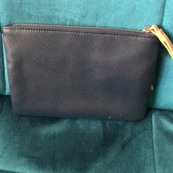 Free w/ purchase or $5 NWOT GUESS Navy/White/Tan Wristlet - Picture 6 of 14